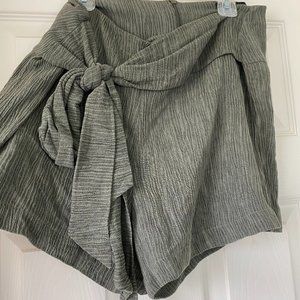 harlowe & graham green front tie shorts- S